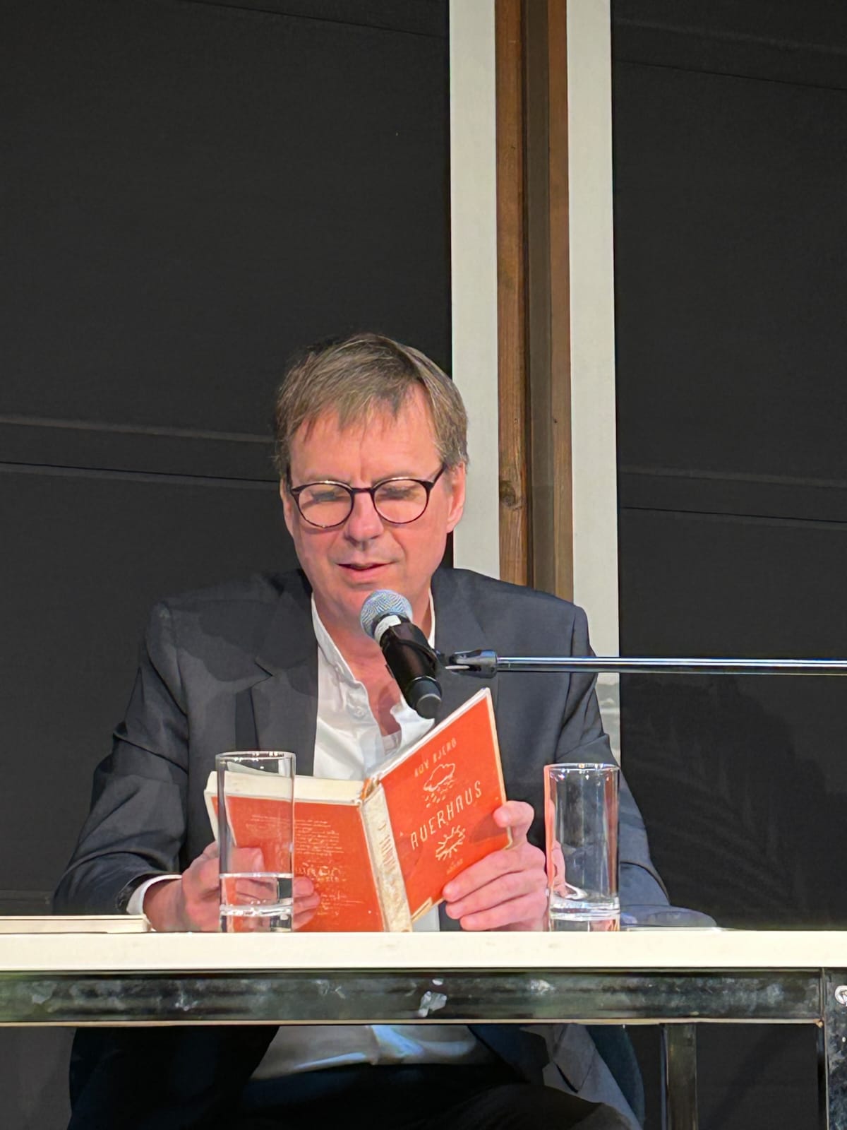 Bi-Bi liest ein Buch