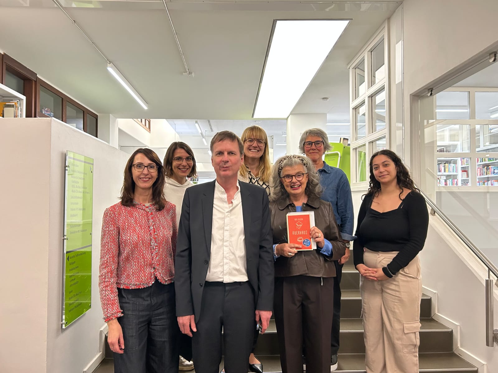 Bi-Bi liest ein Buch